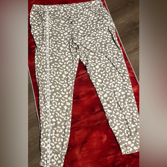 3 piece women’s pajama set. NWOT never worn XL White/gray leopard print - Picture 12 of 16